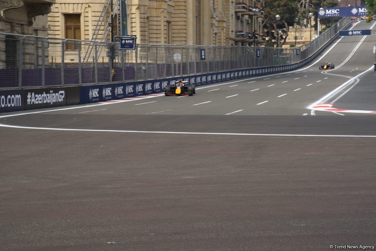 В Баку стартовали свободные заезды команд "Формулы 2" (ФОТО/ВИДЕО)
