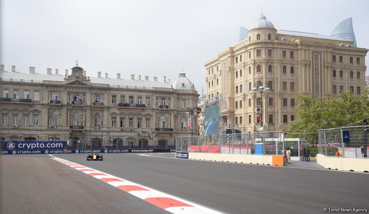 В Баку стартовали свободные заезды команд "Формулы 2" (ФОТО/ВИДЕО)