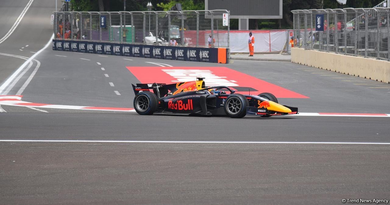 В Баку стартовали свободные заезды команд "Формулы 2" (ФОТО/ВИДЕО)