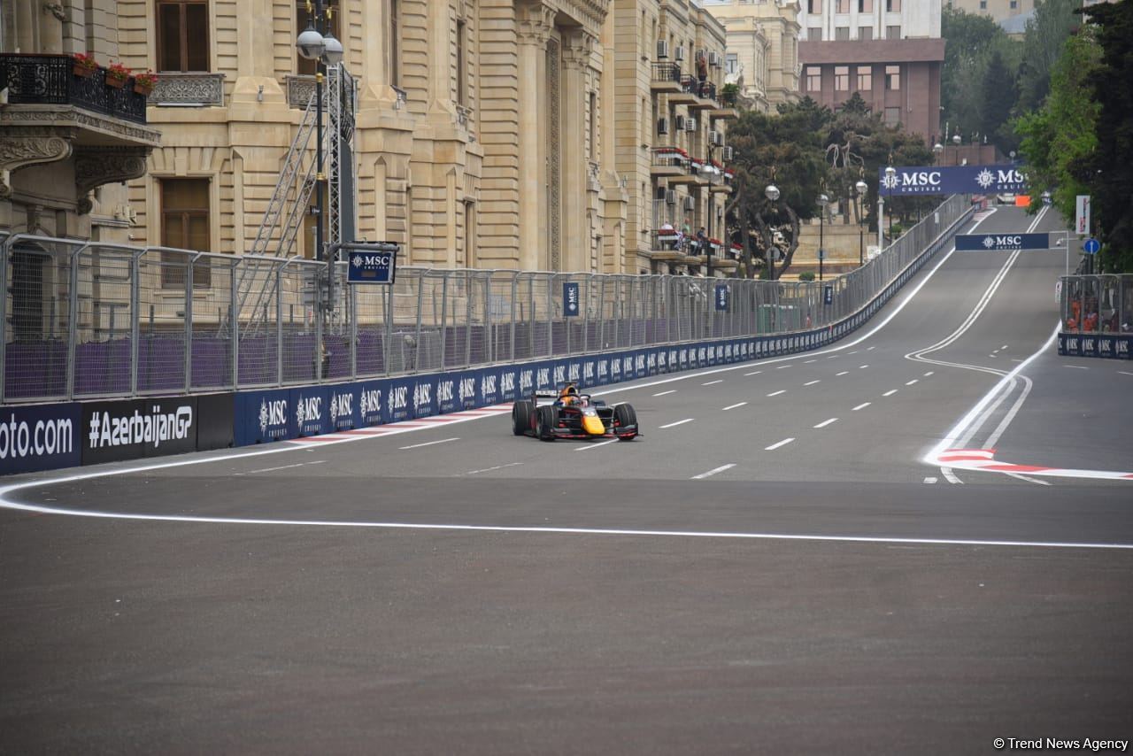 В Баку стартовали свободные заезды команд "Формулы 2" (ФОТО/ВИДЕО)