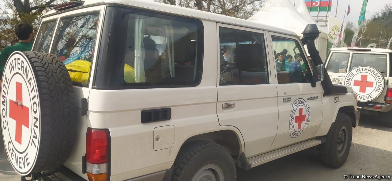 По Лачинской дороге беспрепятственно проехала автоколонна МККК (ФОТО)