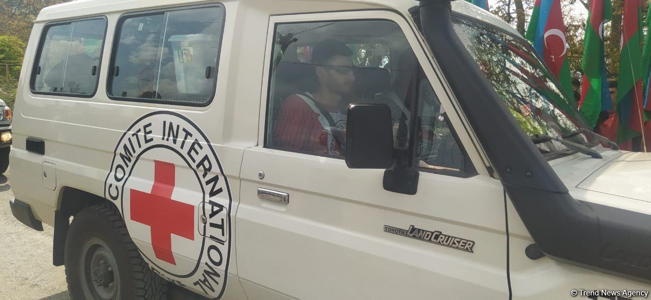 По Лачинской дороге беспрепятственно проехала автоколонна МККК (ФОТО)