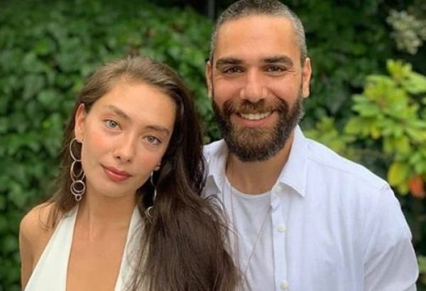 Звезды турецкого кино Неслихан Атагюль и Кадир Догулу наблюдают за соревнованиями "Формулы 1" в Баку (ФОТО)