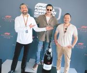 Звезды турецкого кино Неслихан Атагюль и Кадир Догулу наблюдают за соревнованиями "Формулы 1" в Баку (ФОТО)