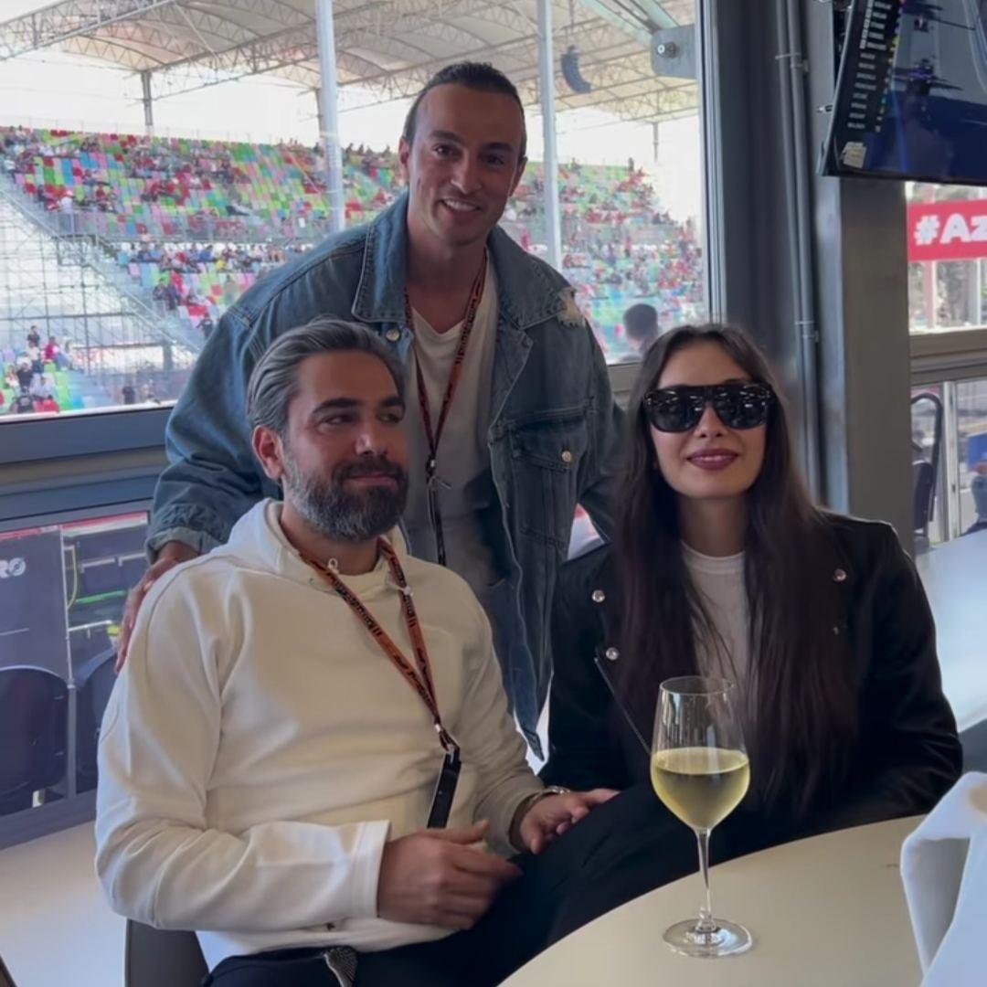 Звезды турецкого кино Неслихан Атагюль и Кадир Догулу наблюдают за соревнованиями "Формулы 1" в Баку (ФОТО)