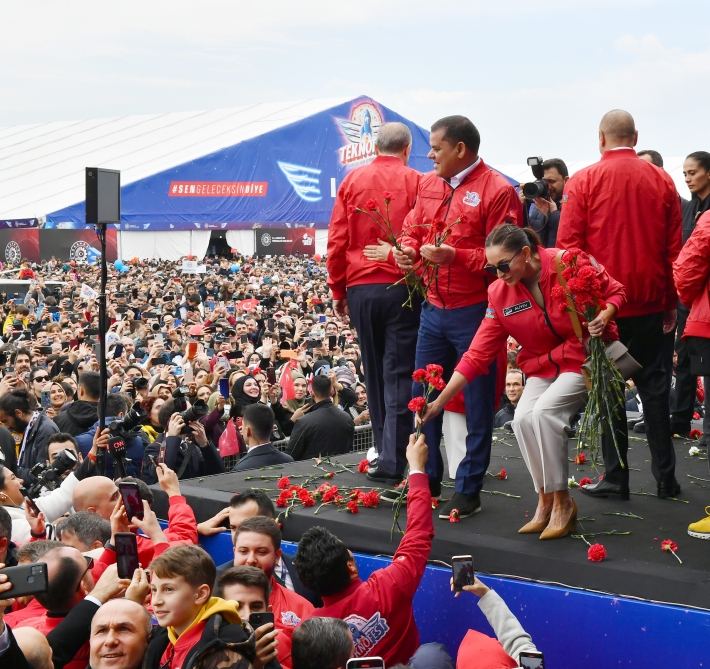 Участники фестиваля «ТЕХНОФЕСТ»  тепло приветствовали Президента Ильхама Алиева и Первую леди Мехрибан Алиеву (ФОТО)