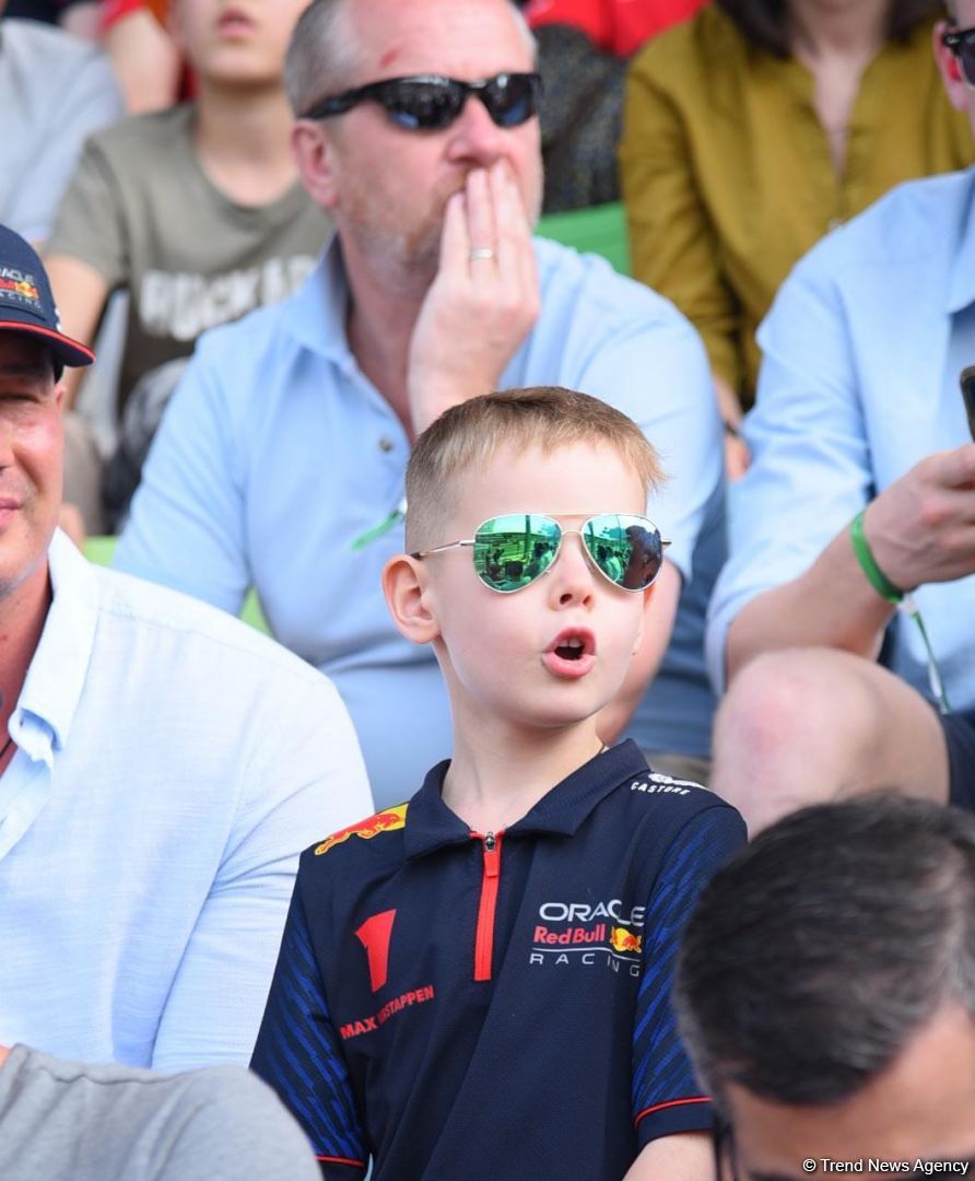 Болельщики в восторге от гонки Гран-при Азербайджана Формулы-1 (ФОТОРЕПОРТАЖ)