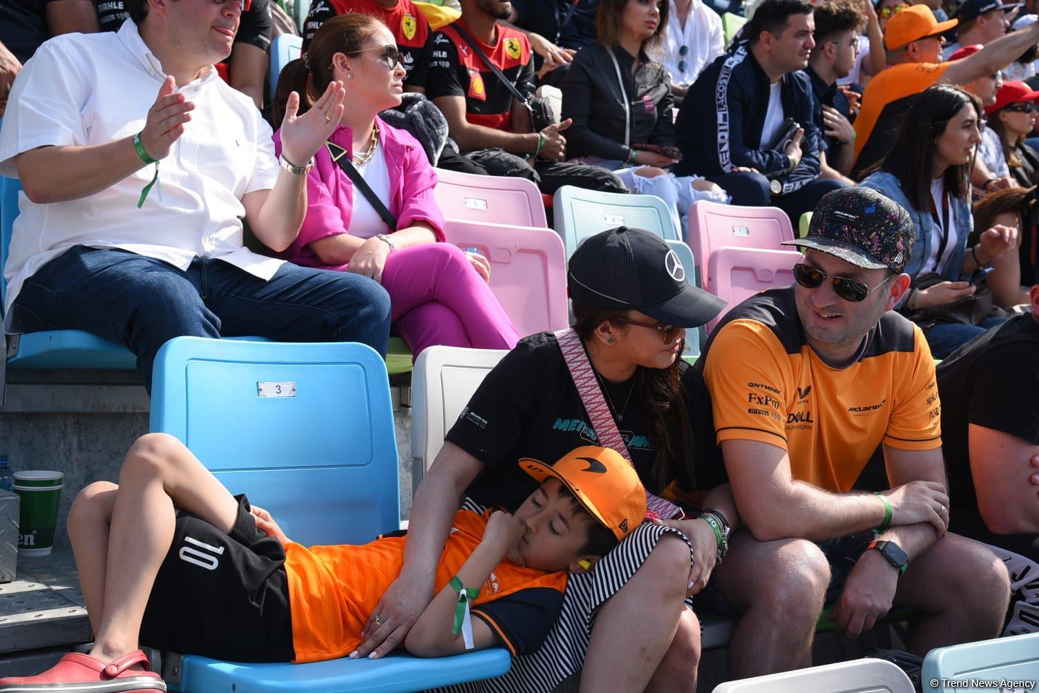 Болельщики в восторге от гонки Гран-при Азербайджана Формулы-1 (ФОТОРЕПОРТАЖ)