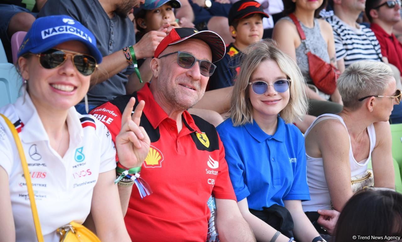 Болельщики в восторге от гонки Гран-при Азербайджана Формулы-1 (ФОТОРЕПОРТАЖ)