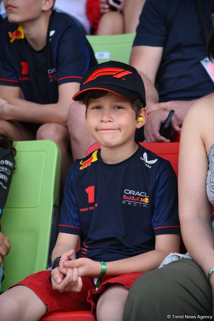 Болельщики в восторге от гонки Гран-при Азербайджана Формулы-1 (ФОТОРЕПОРТАЖ)