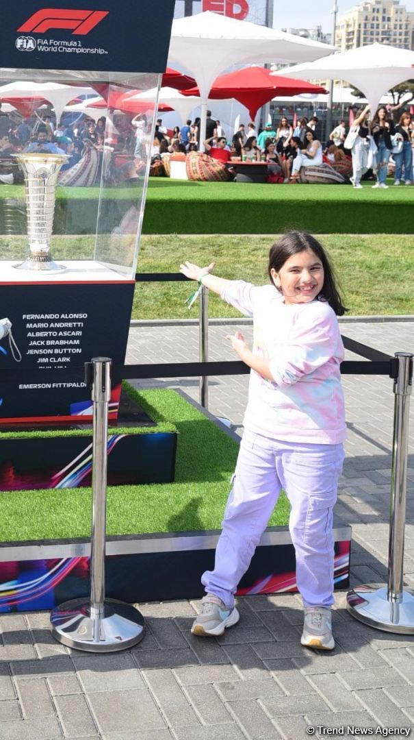 Болельщики в восторге от гонки Гран-при Азербайджана Формулы-1 (ФОТОРЕПОРТАЖ)