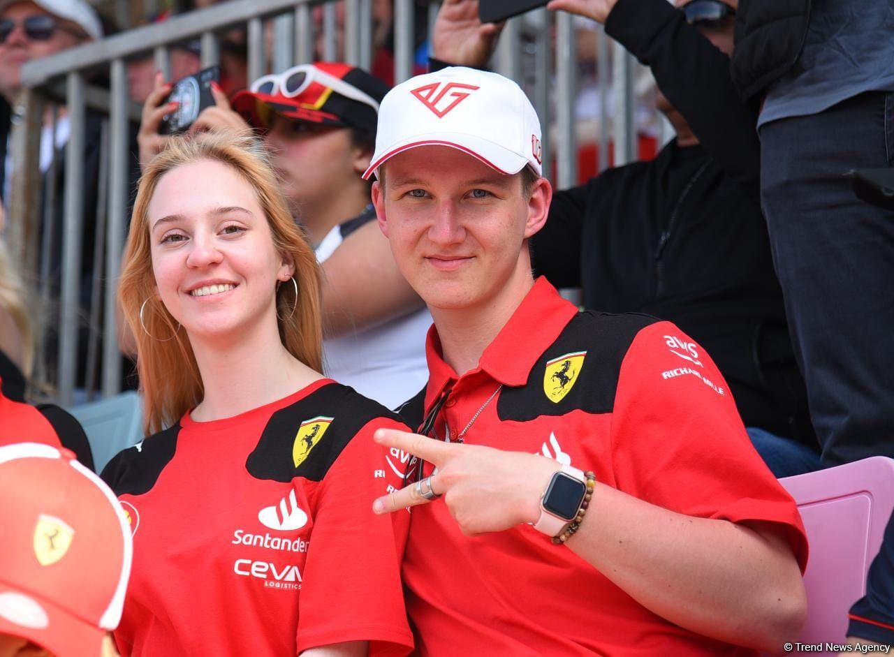 Болельщики в восторге от гонки Гран-при Азербайджана Формулы-1 (ФОТОРЕПОРТАЖ)