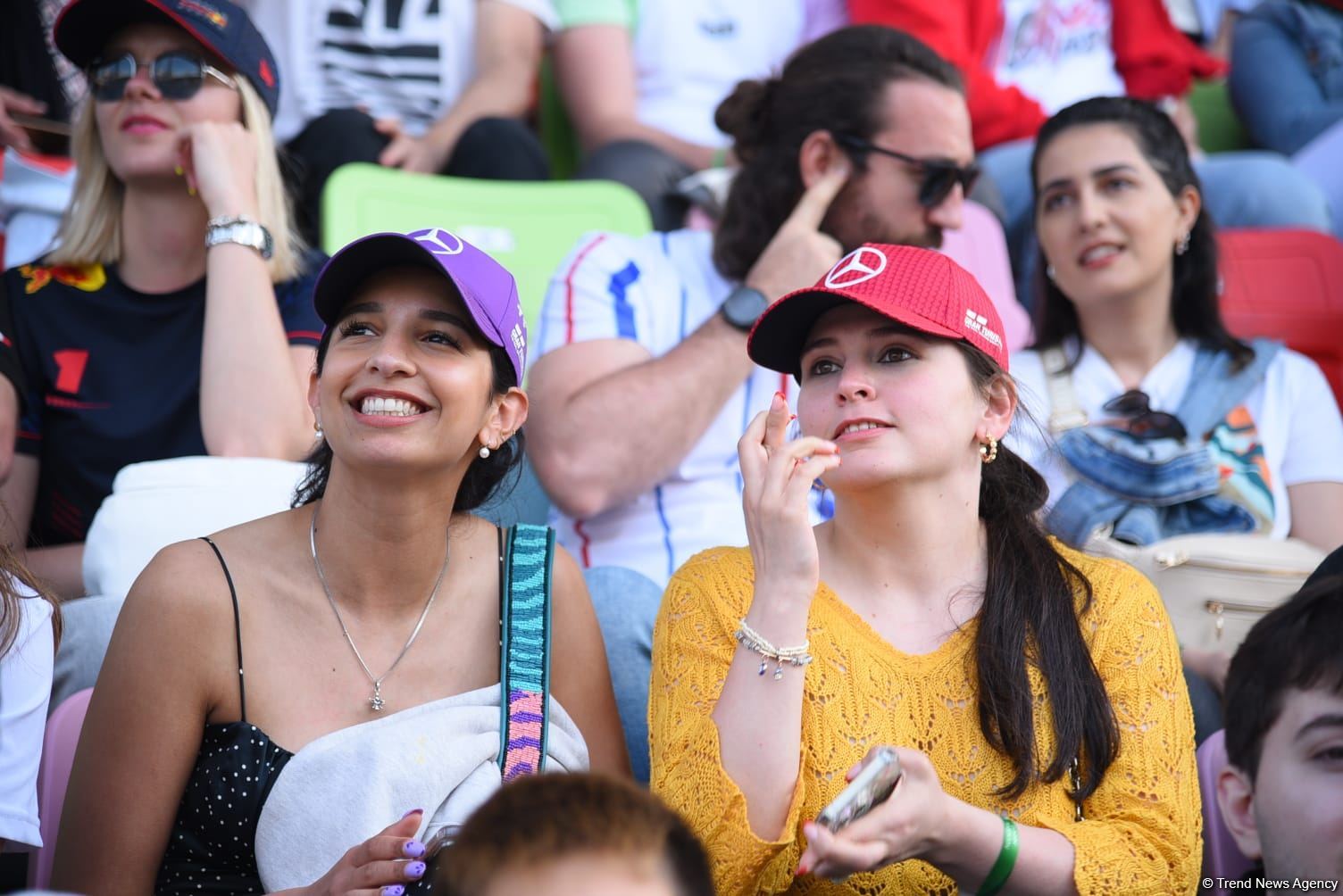Болельщики в восторге от гонки Гран-при Азербайджана Формулы-1 (ФОТОРЕПОРТАЖ)