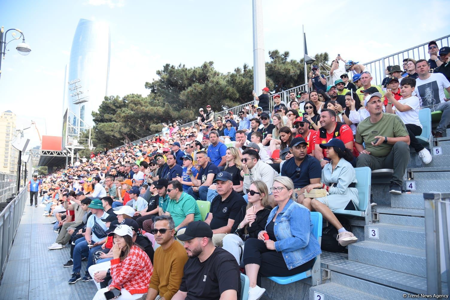 Болельщики в восторге от гонки Гран-при Азербайджана Формулы-1 (ФОТОРЕПОРТАЖ)
