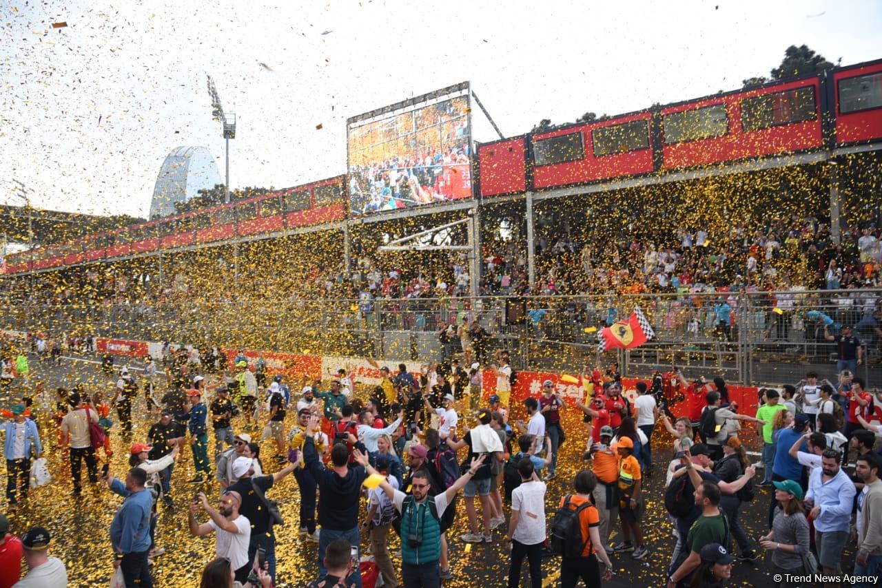 Болельщики в восторге от гонки Гран-при Азербайджана Формулы-1 (ФОТОРЕПОРТАЖ)