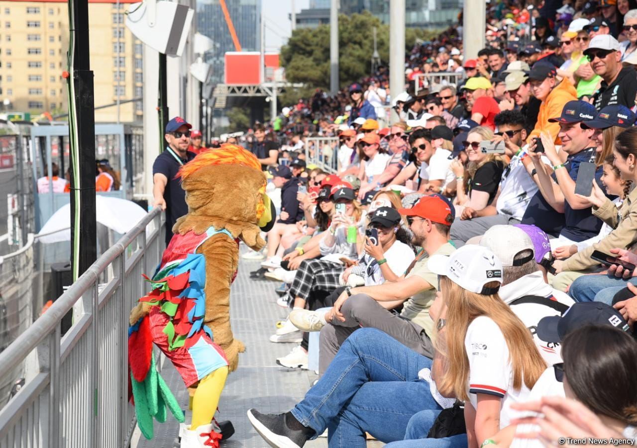 Болельщики в восторге от гонки Гран-при Азербайджана Формулы-1 (ФОТОРЕПОРТАЖ)