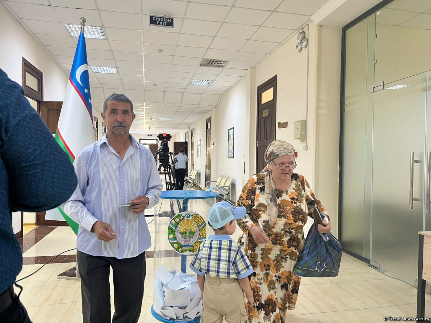 В узбекском городе Ургенч проходит голосование по поправкам в конституцию (ФОТО)