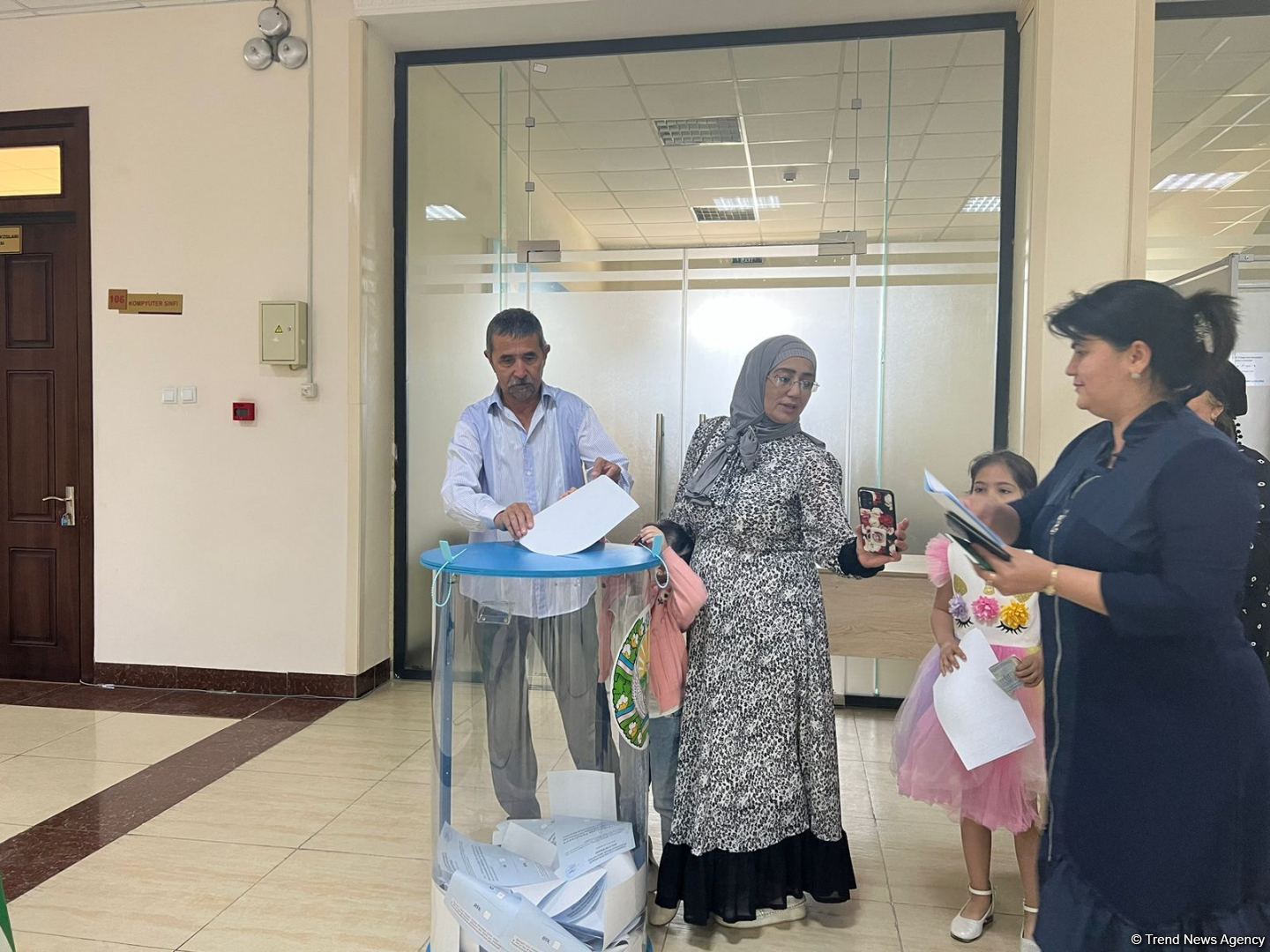 В узбекском городе Ургенч проходит голосование по поправкам в конституцию (ФОТО)
