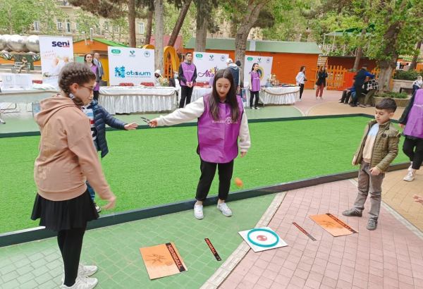 В Баку на Площади фонтанов начался фестиваль, организованный Азербайджанской ассоциацией аутизма (ФОТО/ВИДЕО)