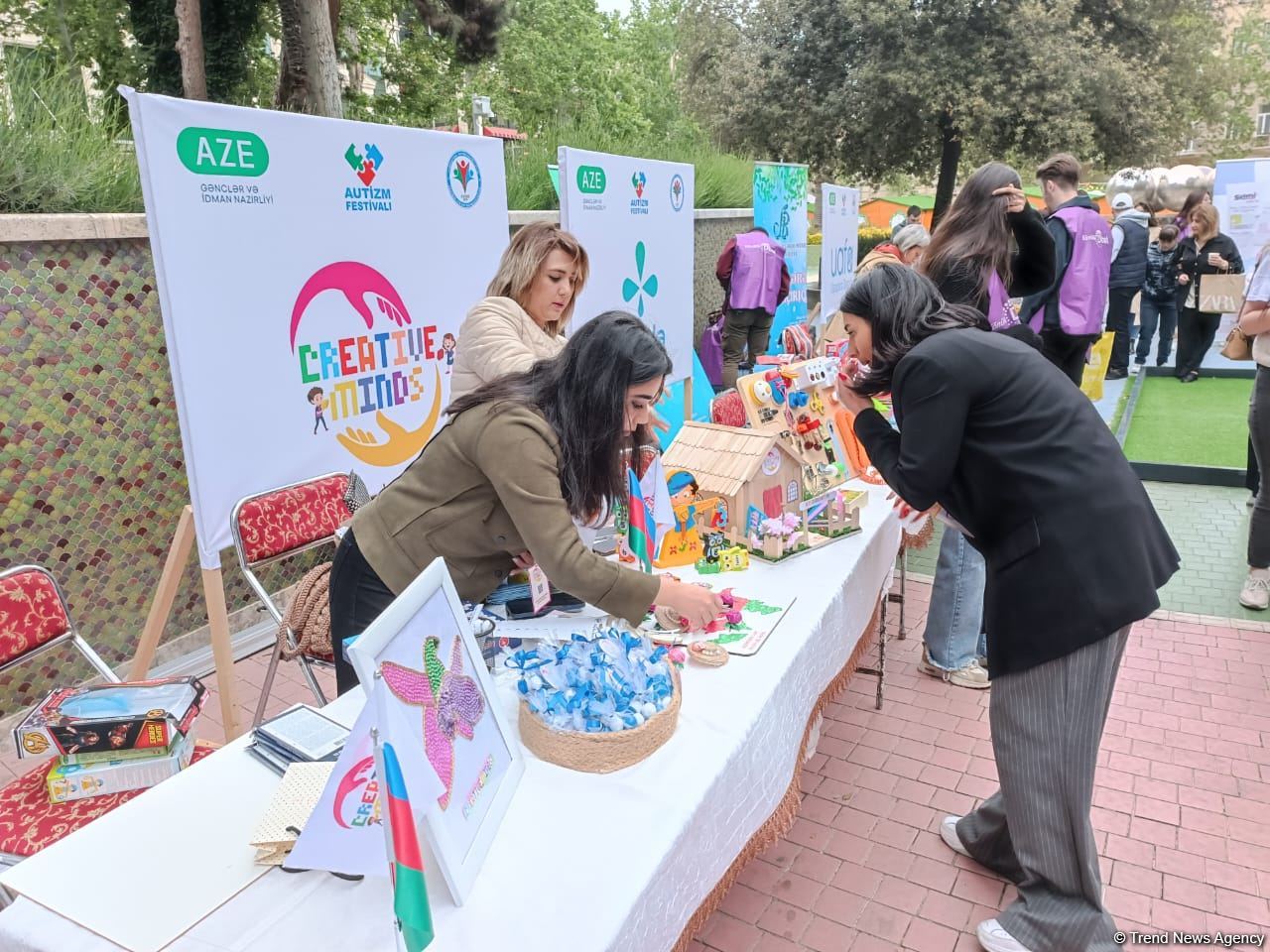 В Баку на Площади фонтанов начался фестиваль, организованный Азербайджанской ассоциацией аутизма (ФОТО/ВИДЕО)