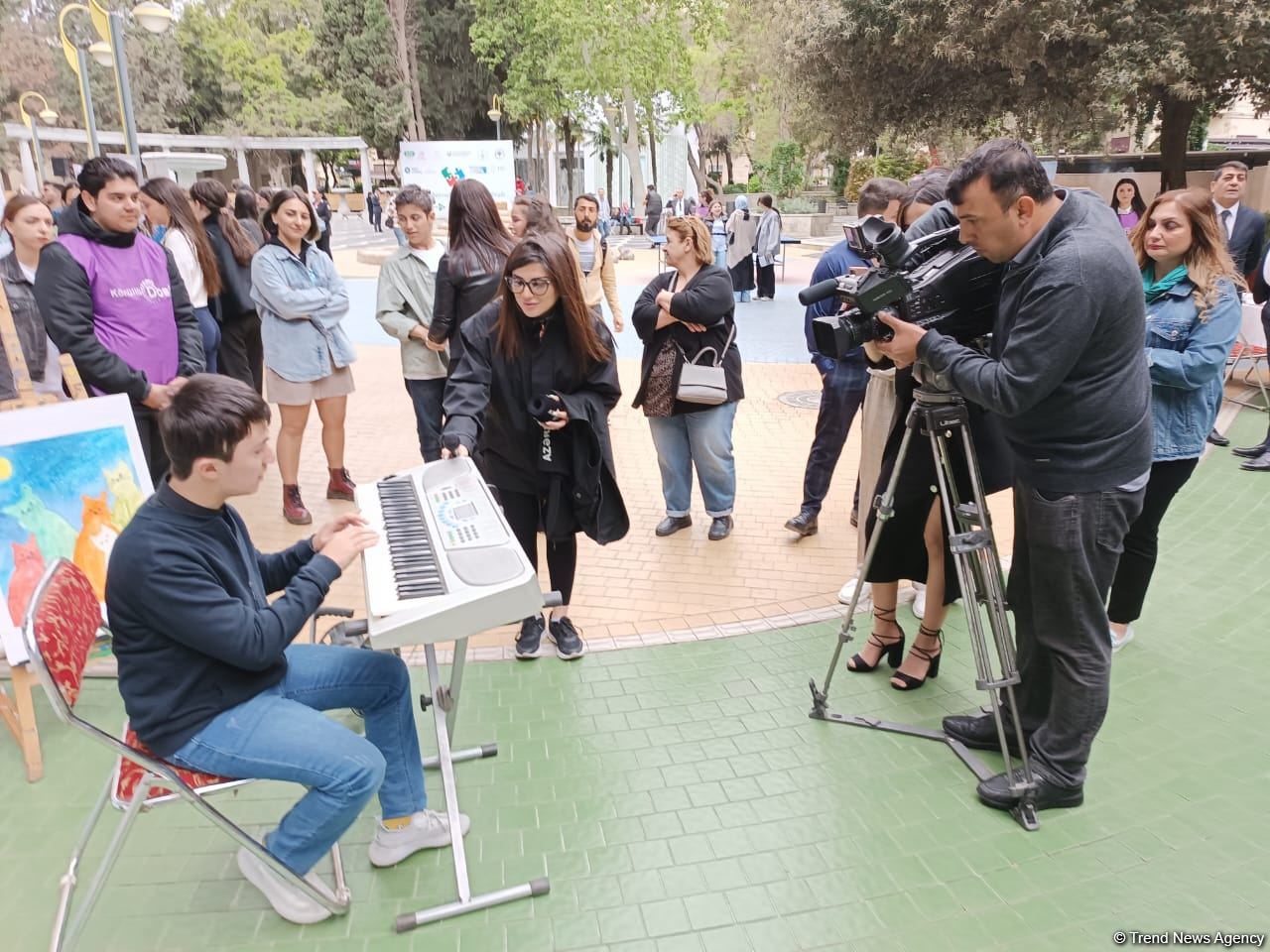 В Баку на Площади фонтанов начался фестиваль, организованный Азербайджанской ассоциацией аутизма (ФОТО/ВИДЕО)