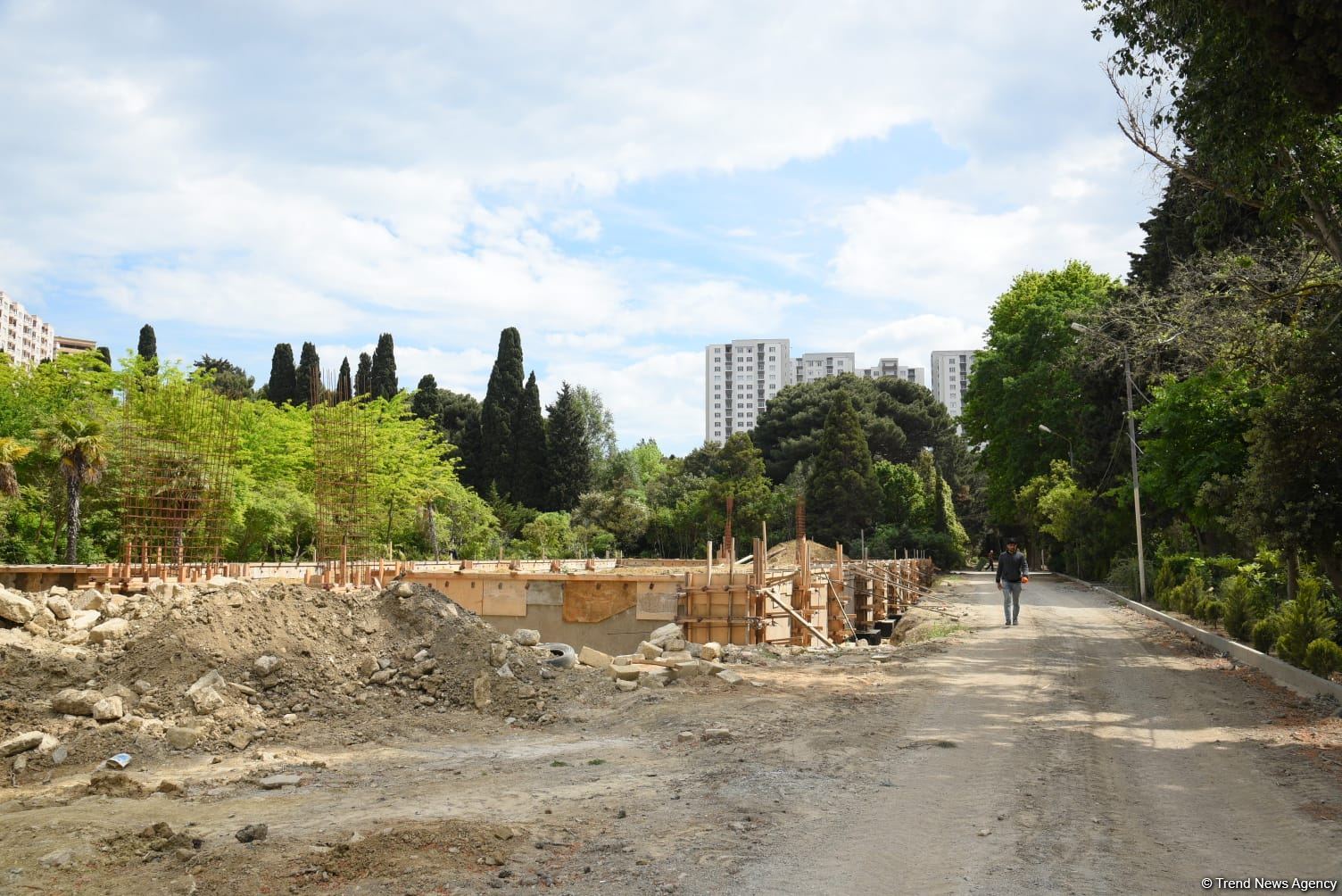 Незаконно построенные на территории Центрального ботанического сада в Баку рестораны и авторемонтные мастерские снесены (ФОТО)