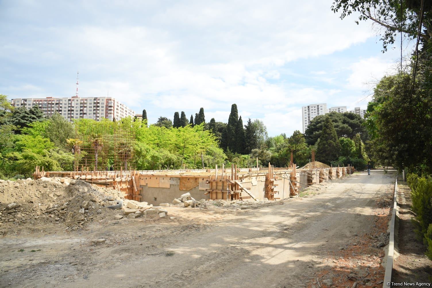 Незаконно построенные на территории Центрального ботанического сада в Баку рестораны и авторемонтные мастерские снесены (ФОТО)