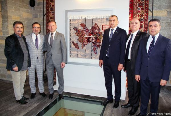 ОАО "Азерхалча" представило уникальный ковер, посвященный 100-летию великого лидера Гейдара Алиева (ФОТО)