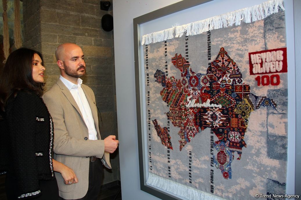 ОАО "Азерхалча" представило уникальный ковер, посвященный 100-летию великого лидера Гейдара Алиева (ФОТО)
