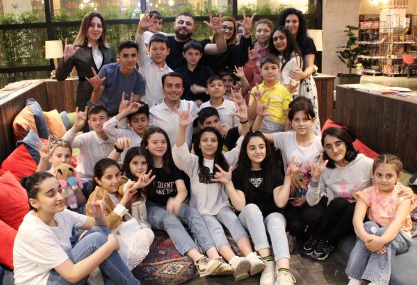 Жестовый язык с английским акцентом телеведущего Джейхуна Али (ФОТО)