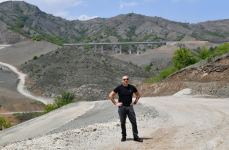 Президент Ильхам Алиев и Первая леди Мехрибан Алиева ознакомились с работами, проделанными на магистральной автодороге Ахмедбейли-Физули-Шуша (ФОТО)