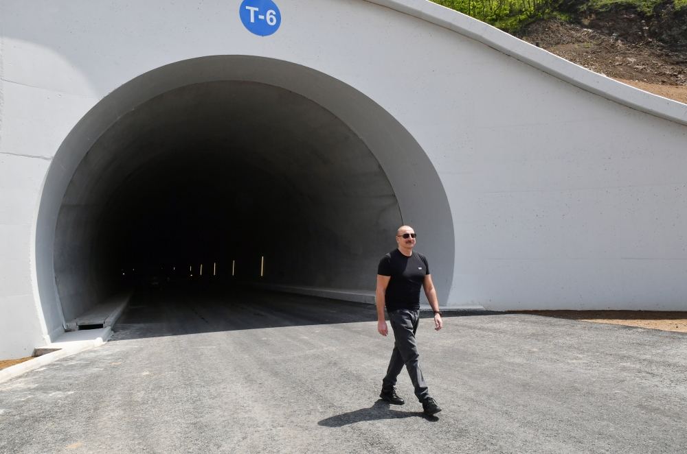 Президент Ильхам Алиев и Первая леди Мехрибан Алиева ознакомились с работами, проделанными на магистральной автодороге Ахмедбейли-Физули-Шуша (ФОТО)