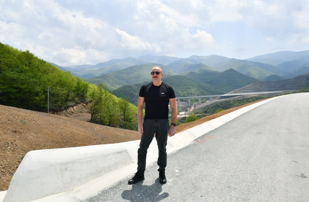 Президент Ильхам Алиев и Первая леди Мехрибан Алиева ознакомились с работами, проделанными на магистральной автодороге Ахмедбейли-Физули-Шуша (ФОТО)