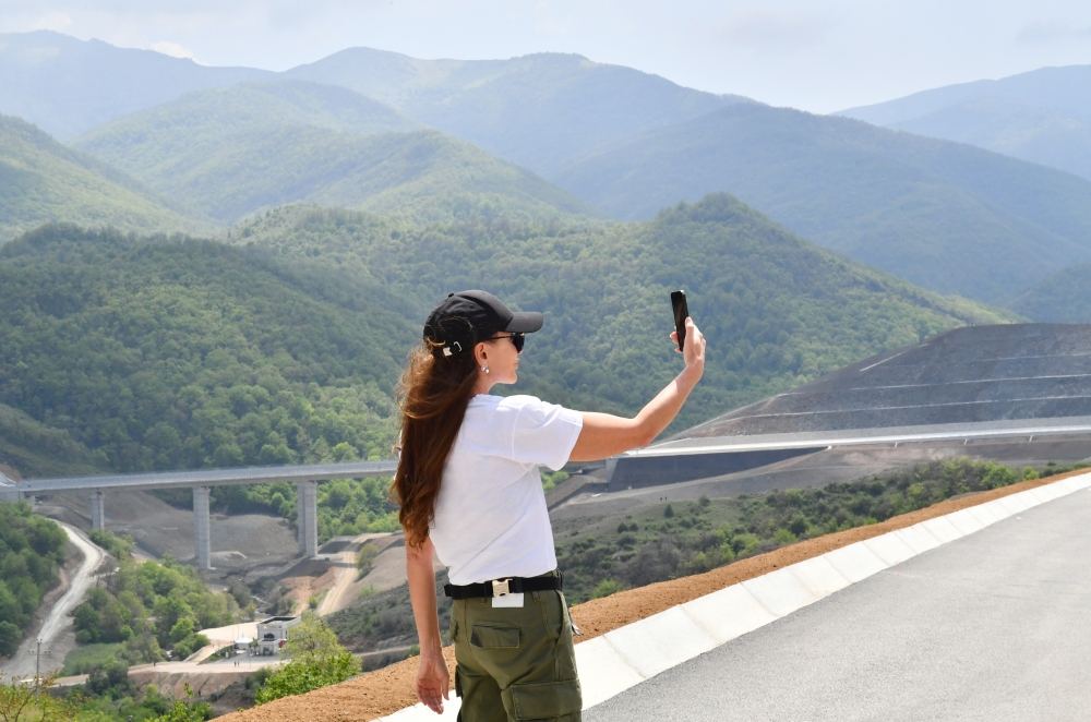 Президент Ильхам Алиев и Первая леди Мехрибан Алиева ознакомились с работами, проделанными на магистральной автодороге Ахмедбейли-Физули-Шуша (ФОТО)