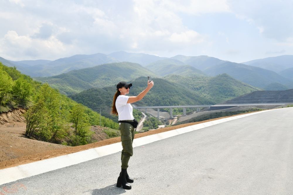 Президент Ильхам Алиев и Первая леди Мехрибан Алиева ознакомились с работами, проделанными на магистральной автодороге Ахмедбейли-Физули-Шуша (ФОТО)