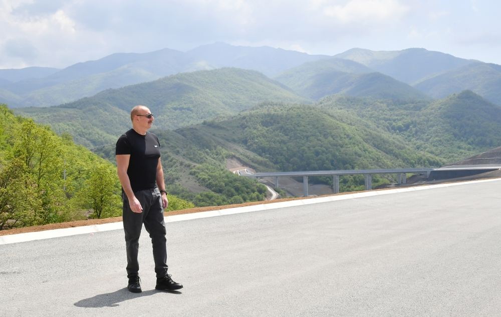 Президент Ильхам Алиев и Первая леди Мехрибан Алиева ознакомились с работами, проделанными на магистральной автодороге Ахмедбейли-Физули-Шуша (ФОТО)