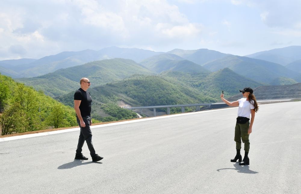 Президент Ильхам Алиев и Первая леди Мехрибан Алиева ознакомились с работами, проделанными на магистральной автодороге Ахмедбейли-Физули-Шуша (ФОТО)