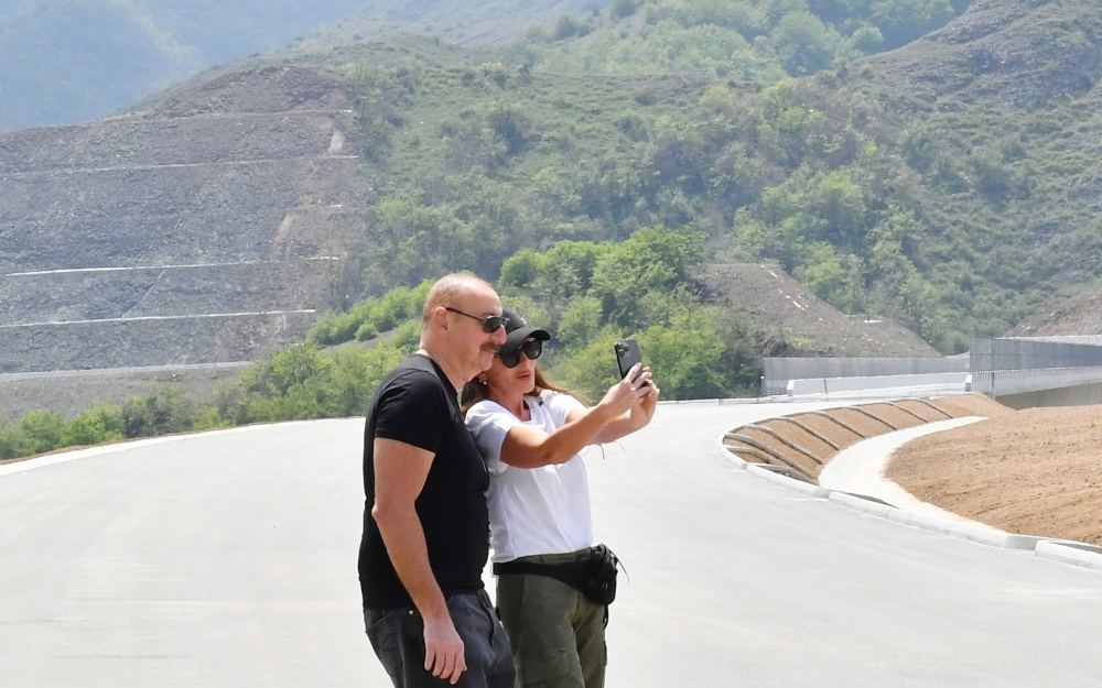 Президент Ильхам Алиев и Первая леди Мехрибан Алиева ознакомились с работами, проделанными на магистральной автодороге Ахмедбейли-Физули-Шуша (ФОТО)