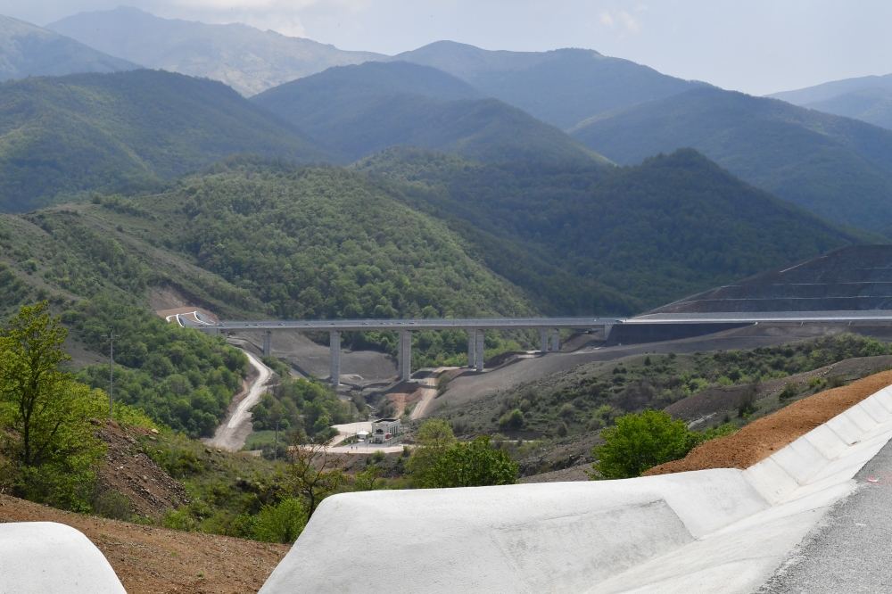 Президент Ильхам Алиев и Первая леди Мехрибан Алиева ознакомились с работами, проделанными на магистральной автодороге Ахмедбейли-Физули-Шуша (ФОТО)