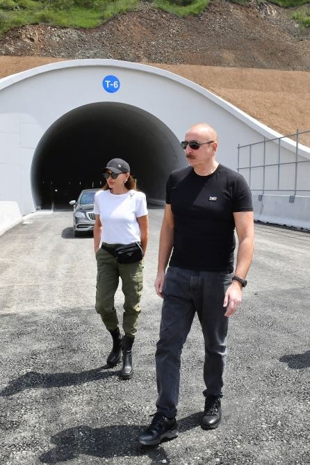 Президент Ильхам Алиев и Первая леди Мехрибан Алиева ознакомились с работами, проделанными на магистральной автодороге Ахмедбейли-Физули-Шуша (ФОТО)