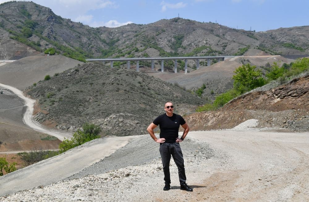 Президент Ильхам Алиев и Первая леди Мехрибан Алиева ознакомились с работами, проделанными на магистральной автодороге Ахмедбейли-Физули-Шуша (ФОТО)