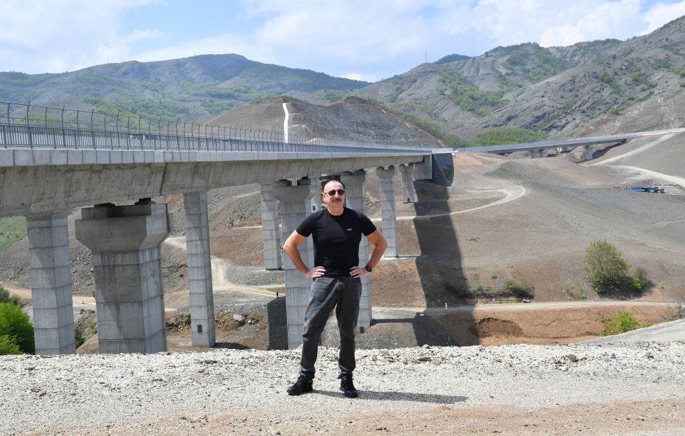 Президент Ильхам Алиев и Первая леди Мехрибан Алиева ознакомились с работами, проделанными на магистральной автодороге Ахмедбейли-Физули-Шуша (ФОТО)