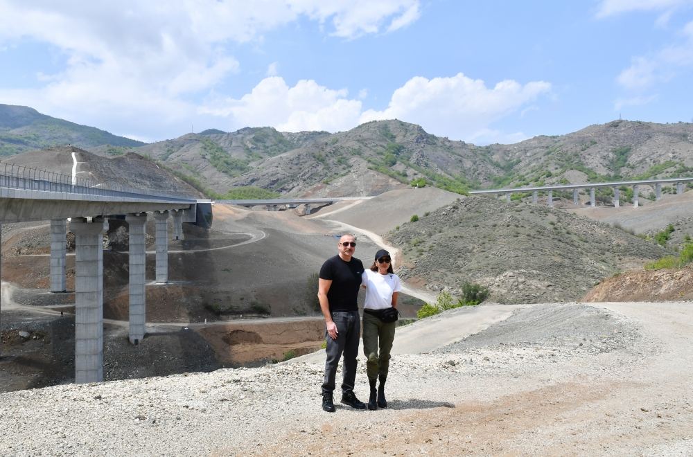 Президент Ильхам Алиев и Первая леди Мехрибан Алиева ознакомились с работами, проделанными на магистральной автодороге Ахмедбейли-Физули-Шуша (ФОТО)