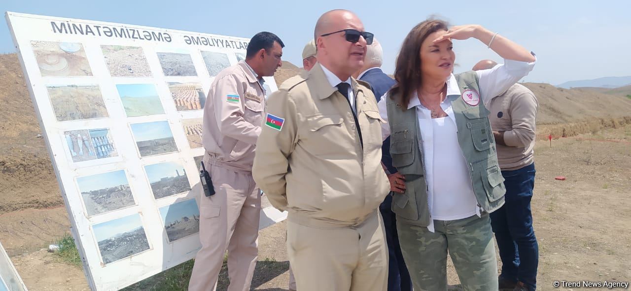 Продолжается визит основателя организации "Корни мира" Хайди Кун на освобожденные 
территории Азербайджана (ФОТО)