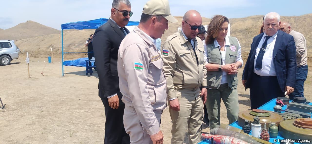 Продолжается визит основателя организации "Корни мира" Хайди Кун на освобожденные 
территории Азербайджана (ФОТО)