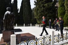 Президент Ильхам Алиев, Первая леди Мехрибан Алиева и члены их семьи посетили могилу великого лидера Гейдара Алиева в Аллее почетного захоронения в Баку (ФОТО/ВИДЕО)