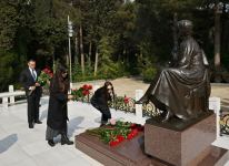 Президент Ильхам Алиев, Первая леди Мехрибан Алиева и члены их семьи посетили могилу великого лидера Гейдара Алиева в Аллее почетного захоронения в Баку (ФОТО/ВИДЕО)