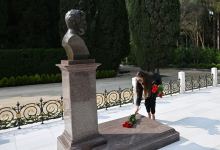 Президент Ильхам Алиев, Первая леди Мехрибан Алиева и члены их семьи посетили могилу великого лидера Гейдара Алиева в Аллее почетного захоронения в Баку (ФОТО/ВИДЕО)