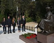 Президент Ильхам Алиев, Первая леди Мехрибан Алиева и члены их семьи посетили могилу великого лидера Гейдара Алиева в Аллее почетного захоронения в Баку (ФОТО/ВИДЕО)