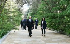 Президент Ильхам Алиев, Первая леди Мехрибан Алиева и члены их семьи посетили могилу великого лидера Гейдара Алиева в Аллее почетного захоронения в Баку (ФОТО/ВИДЕО)